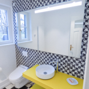 Bad Spiegel groß gelbe Glasmöbel